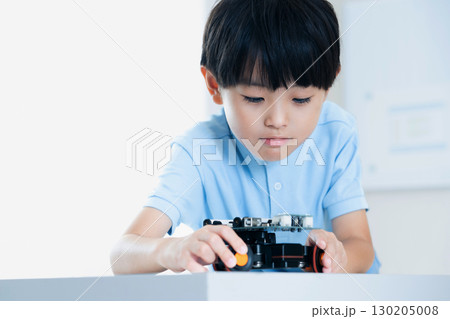 ロボットと遊ぶ男の子 130205008