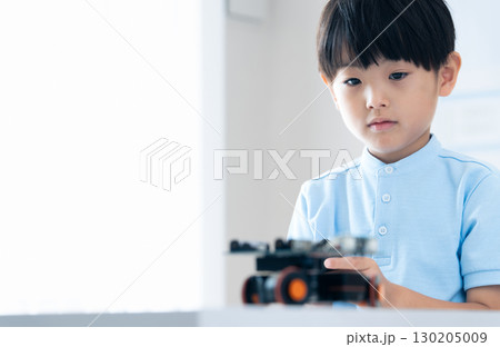 ロボットと遊ぶ男の子 130205009