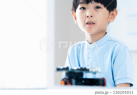 ロボットと遊ぶ男の子 130205011