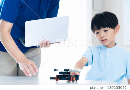 プログラミングスクールで学ぶ男の子 130205031