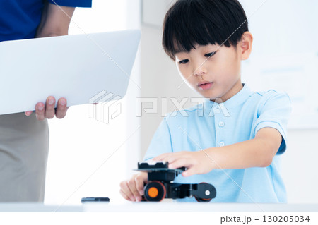 プログラミングスクールで学ぶ男の子 130205034