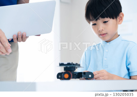 プログラミングスクールで学ぶ男の子 130205035