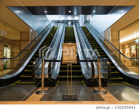 CO2削減のため3基のうち1基を停止しているエスカレーター 130205041
