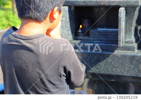 お墓参り　祈る　男の子 130205219