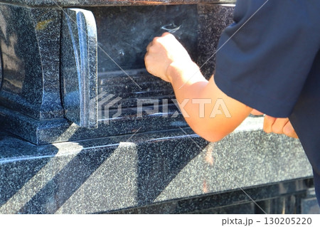 お墓参り　線香　少年 130205220