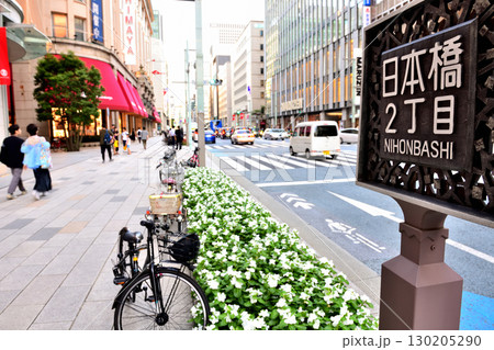 歩道の白い花が綺麗な週末の日本橋二丁目周辺の景色 歩道の白い花が綺麗な週末の日本橋二丁目周辺の景色 130205290