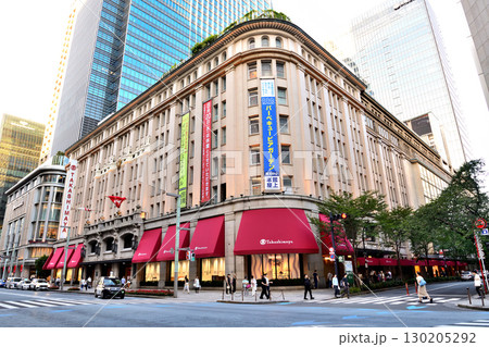 週末の日本橋二丁目周辺の景色 130205292