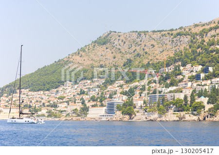 船上から見たヨーロッパ、クロアチアのドゥブロヴニクの海岸 130205417