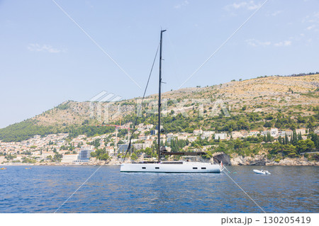 船上から見たヨーロッパ、クロアチアのドゥブロヴニクの海岸 130205419