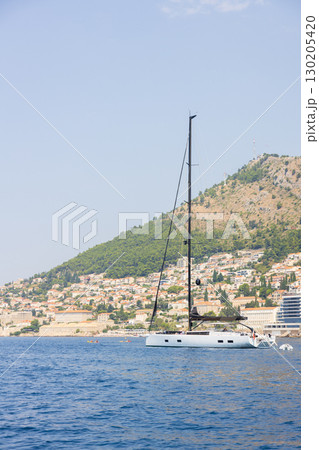 船上から見たヨーロッパ、クロアチアのドゥブロヴニクの海岸 船上から見たヨーロッパ、クロアチアのドゥブロヴニクの海岸 130205420