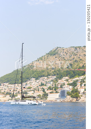 船上から見たヨーロッパ、クロアチアのドゥブロヴニクの海岸 130205421