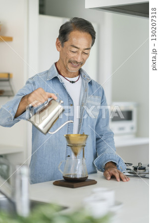 コーヒーを淹れる60代の男性 130207318