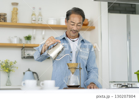 コーヒーを淹れる60代の男性 130207804