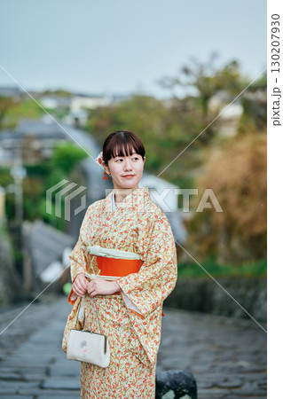 城下町を散策する着物姿の女性 城下町を散策する着物姿の女性 130207930