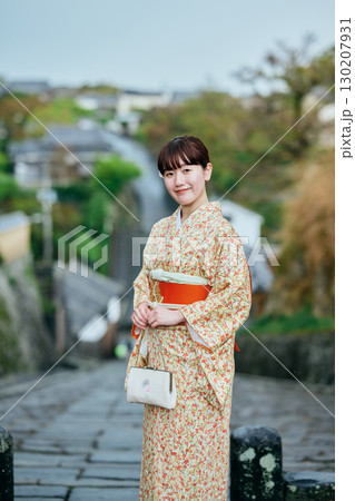 城下町を散策する着物姿の女性 城下町を散策する着物姿の女性 130207931