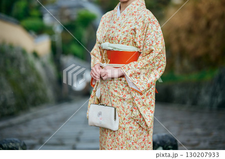城下町を散策する着物姿の女性 130207933