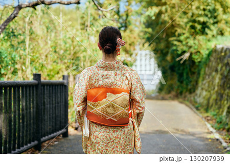 着物を着て散策する若い女性 着物を着て散策する若い女性 130207939