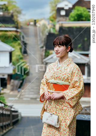 城下町を散策する着物姿の女性 城下町を散策する着物姿の女性 130207940