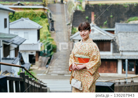 城下町を散策する着物姿の女性 城下町を散策する着物姿の女性 130207943
