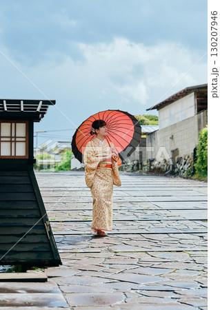 城下町を散策する着物姿の女性 城下町を散策する着物姿の女性 130207946