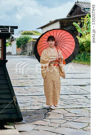 城下町を散策する着物姿の女性 130207948