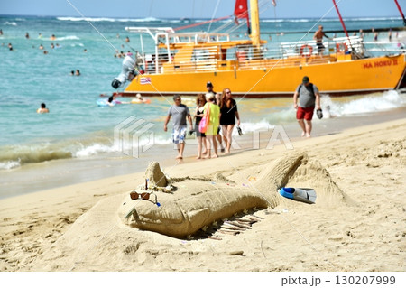 ビーチと砂の像 130207999