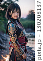 夕暮れの戦国時代の戦場で休息する若い女性武士	 130208137