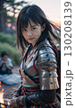 夕暮れの戦国時代の戦場で休息する若い女性武士	 130208139