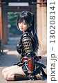 夕暮れの戦国時代の戦場で鎧を着た悲しげな顔の若い女性武士	 130208141