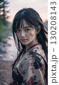 夕暮れの戦国時代の戦場で鎧を着た悲しげな顔の若い女性武士	 130208143