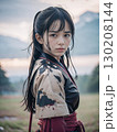 夕暮れの戦国時代の戦場で鎧を着た悲しげな顔の若い女性武士	 130208144