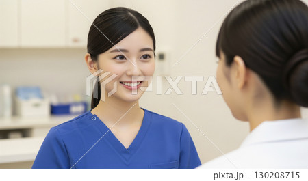 同僚とコミュニケーションを取る女性看護師 130208715