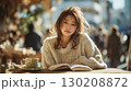 秋の渋谷テラスカフェで静かに本を読む女性 130208872