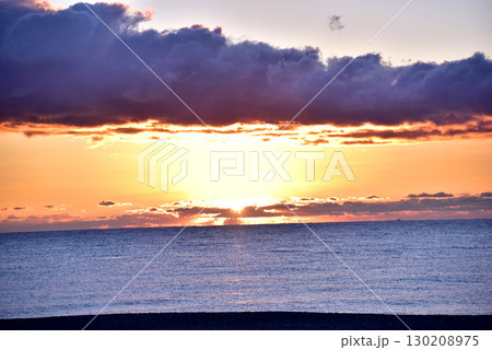 海に沈む夕日 130208975