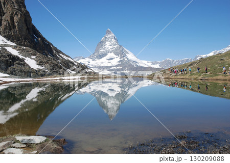 盛夏のリッフェル湖面に写る逆さマッターホルンの残雪・万年雪＠スイス ツェルマット-湖畔からの標準撮り 130209088