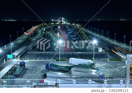 深夜の東京湾アクアライン海ほたるの木更津側展望デッキの下で多くの運送トラックが休む 130209121