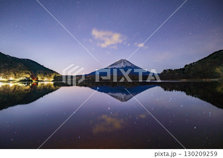 【山梨県】精進湖から望む富士山（湖面に映る星）　夜明け前 130209259