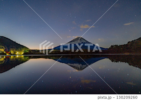 【山梨県】精進湖から望む富士山（湖面に映る星）　夜明け前 130209260
