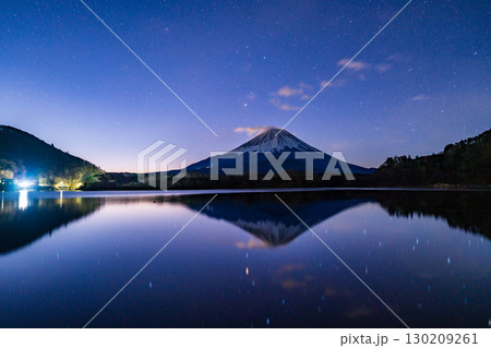 【山梨県】精進湖から望む富士山（湖面に映る星）　夜明け前 130209261