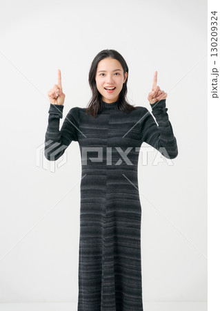 人差し指を立てる女性 130209324