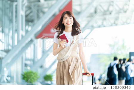 空港でパスポートを持つ旅行中の女性 130209349