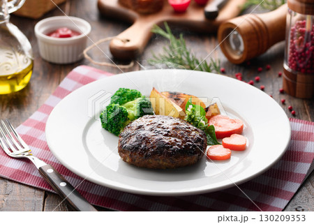 熱々ジューシーなデミグラスハンバーグ　ソースの艶が食欲をそそる洋食ディナー 130209353