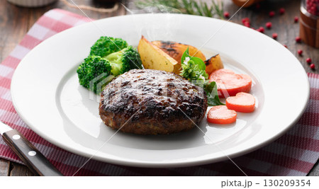 熱々ジューシーなデミグラスハンバーグ　ソースの艶が食欲をそそる洋食ディナー 130209354