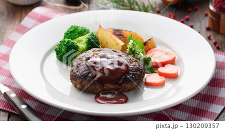 熱々ジューシーなデミグラスハンバーグ　ソースの艶が食欲をそそる洋食ディナー 130209357