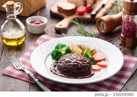 熱々ジューシーなデミグラスハンバーグ　ソースの艶が食欲をそそる洋食ディナー 130209360