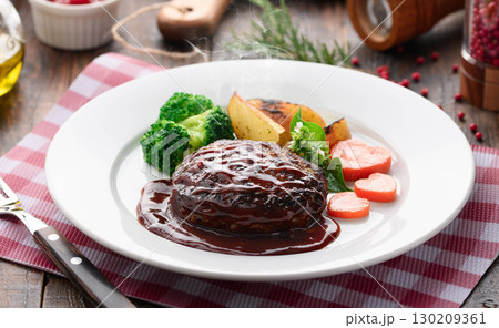 熱々ジューシーなデミグラスハンバーグ　ソースの艶が食欲をそそる洋食ディナー 130209361