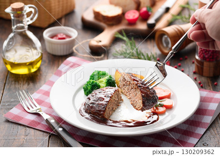 熱々ジューシーなデミグラスハンバーグ ソースの艶が食欲をそそる洋食ディナー 熱々ジューシーなデミグラスハンバーグ ソースの艶が食欲をそそる洋食ディナー 130209362