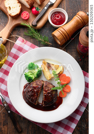 熱々ジューシーなデミグラスハンバーグ　ソースの艶が食欲をそそる洋食ディナー 130209365