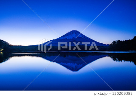 【山梨県】精進湖から望む富士山　夜明け前 130209385