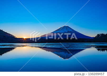 【山梨県】精進湖から望む富士山　日の出 130209457